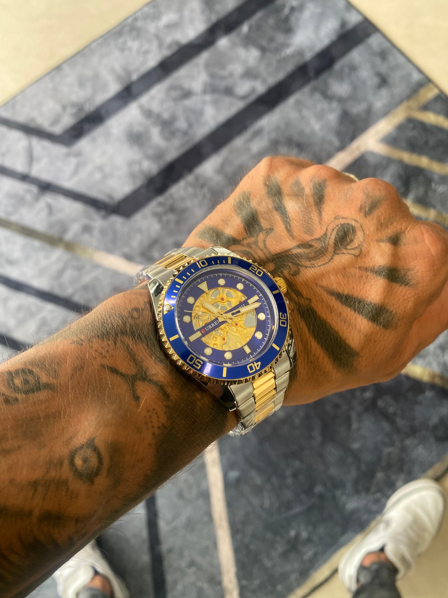 Relógio dourado e azul