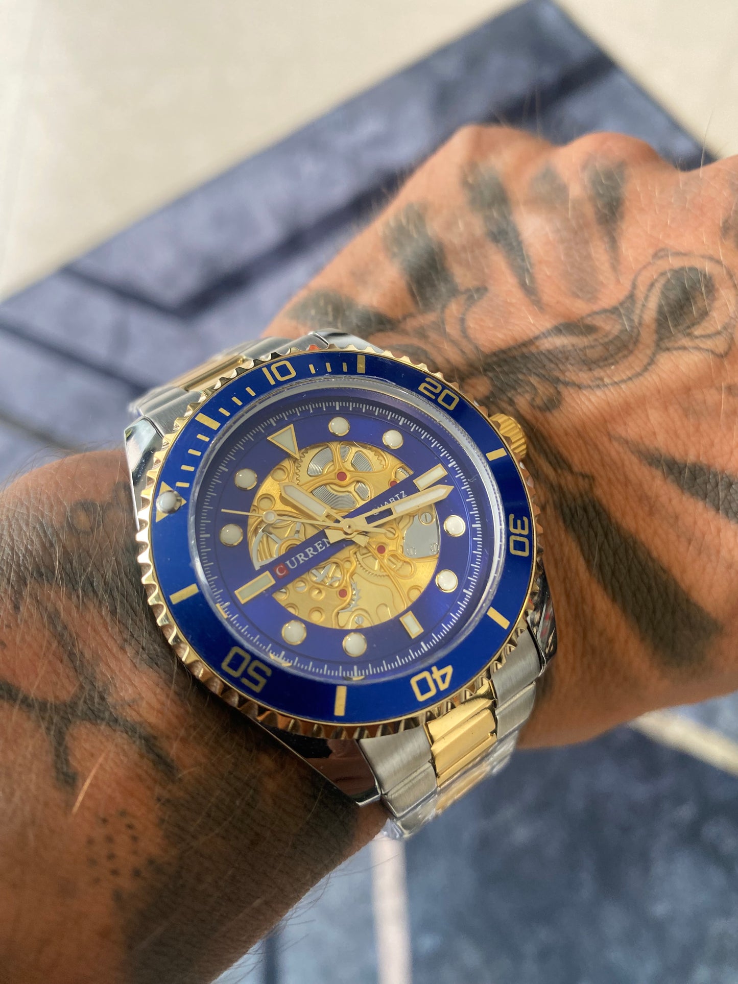 Relógio dourado e azul