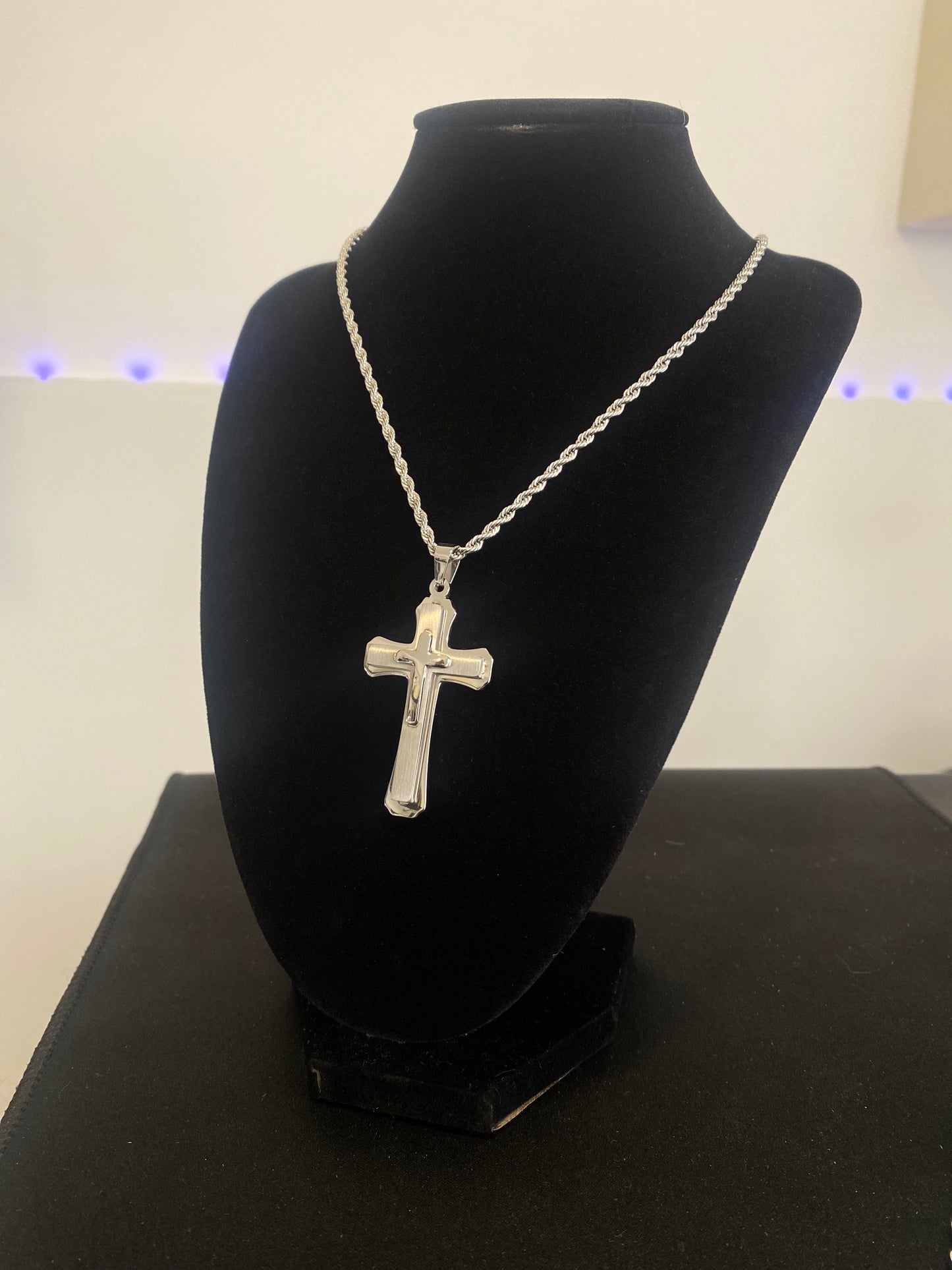 Colar com cruz em aço