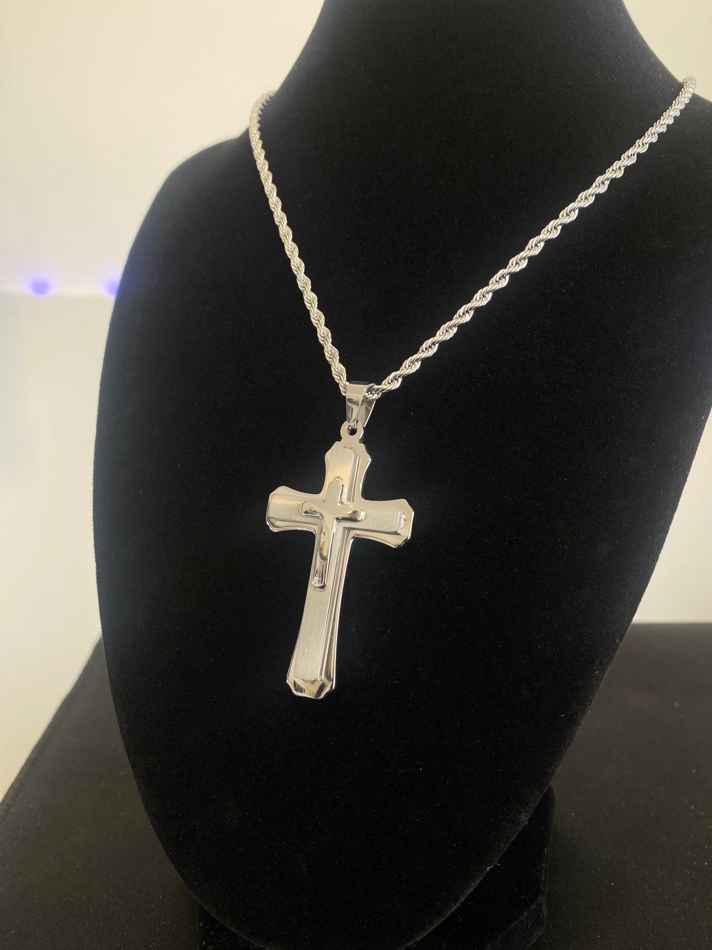 Colar com cruz em aço