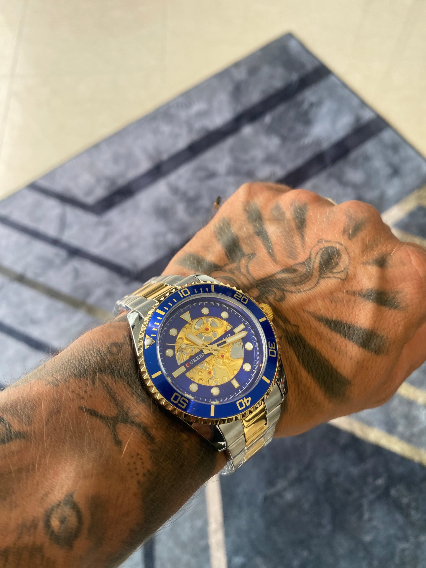 Relógio dourado e azul