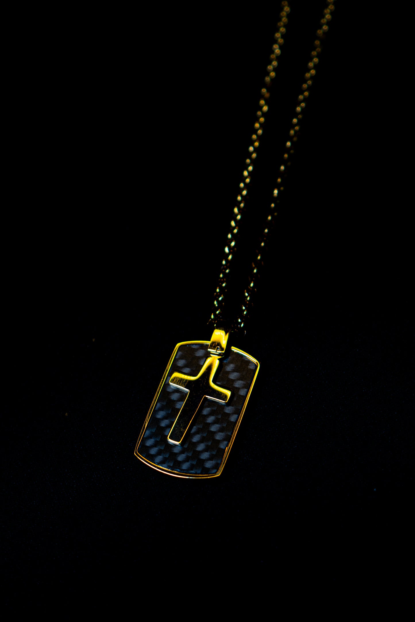 Fio golden com cruz e fundo preto fashion