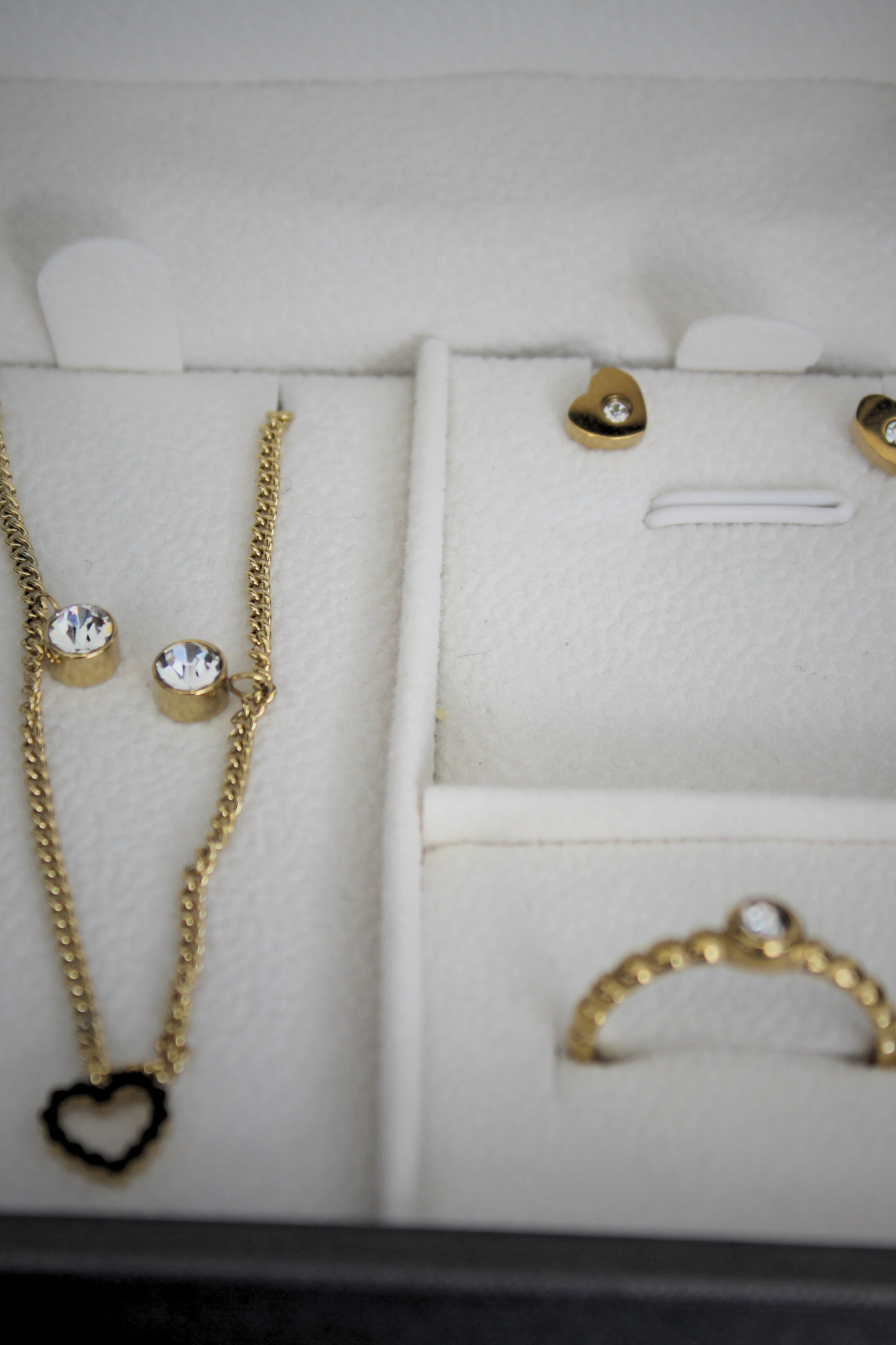 Conjunto de 3 Peças: Brincos, Colar e Anel com Coração e Brilhantes